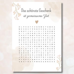 Puede incluir: Un rompecabezas de búsqueda de palabras imprimible con un fondo marrón claro y acentos florales blancos. El rompecabezas presenta la frase alemana "Das schönste Geschenk ist gemeinsame Zeit", que se traduce como "El regalo más hermoso es el tiempo juntos".