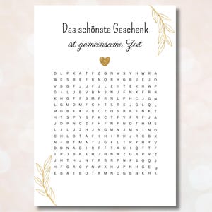 Può includere: Un foglio di carta bianco con un cruciverba. Il testo in alto recita "Das schönste Geschenk ist gemeinsame Zeit" con un cuore d'oro e accenti di foglie. Il puzzle è pieno di lettere.