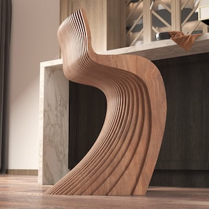 Puede incluir: Un taburete de bar moderno de madera con un diseño curvo único. El taburete está hecho de madera marrón claro y tiene un acabado liso y pulido.