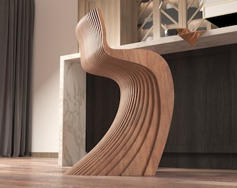 Peut inclure: Un tabouret de bar moderne en bois avec un design incurvé unique. Le tabouret est en bois brun clair et a une finition lisse et polie.