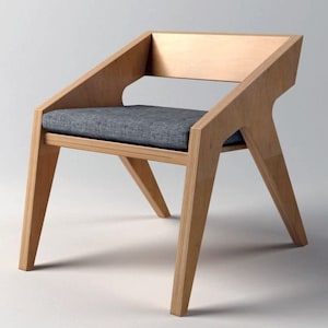 Puede incluir: Una silla de madera moderna con un coj&iacute;n de tela gris. La silla tiene un dise&ntilde;o &uacute;nico con patas anguladas y un respaldo que se curva hacia adentro.