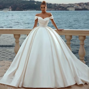 Satin Ball Gown Luxury Princess Wedding Dresses Off The Shoulder Lace Up Back Bridal Gowns Sweep Train Sweetheart Bridal Dress