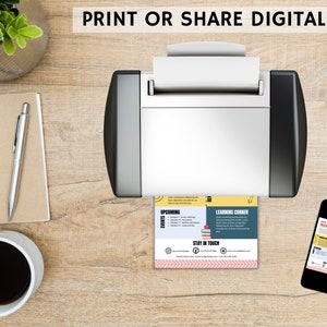 Puede incluir: Una impresora blanca y negra con una hoja de papel saliendo de ella. El papel tiene un folleto colorido con el texto "Pr&oacute;ximos eventos", "Esquina de aprendizaje" y "Mantente en contacto". Un tel&eacute;fono inteligente negro est&aacute; al lado de la impresora, mostrando el mismo folleto en la pantalla. El texto "IMPRIMIR O COMPARTIR DIGITALMENTE" est&aacute; en la parte superior de la imagen.