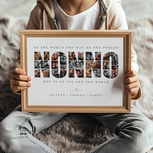 Puede incluir: Un collage de fotos enmarcado con la palabra "NONNO" deletreada usando múltiples fotos. El texto debajo dice "Para el mundo puedes ser una sola persona, pero para nosotros eres el mundo." Los nombres Oliver, Sienna y James están listados debajo del texto.