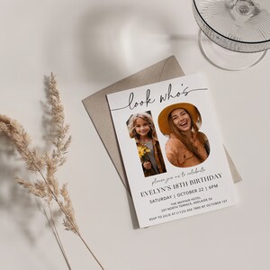 Puede incluir: Tarjeta de invitaci&oacute;n blanca con texto negro que dice "look who's" y "Evelyn's 18th Birthday". La invitaci&oacute;n incluye una foto de dos personas en un recorte del n&uacute;mero 18.