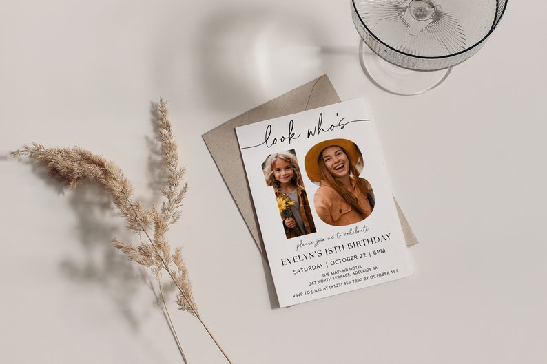 Puede incluir: Tarjeta de invitaci&oacute;n blanca con texto negro que dice "look who's" y "Evelyn's 18th Birthday". La invitaci&oacute;n incluye una foto de dos personas en un recorte del n&uacute;mero 18.