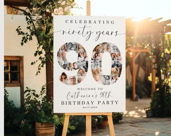 Op de afbeelding: Een wit bord met zwarte tekst die "Celebrating ninety years 90 Welcome to Catherine's 90th Birthday Party 04.17.20XX" luidt. Het getal 90 is gemaakt van een fotocollage.