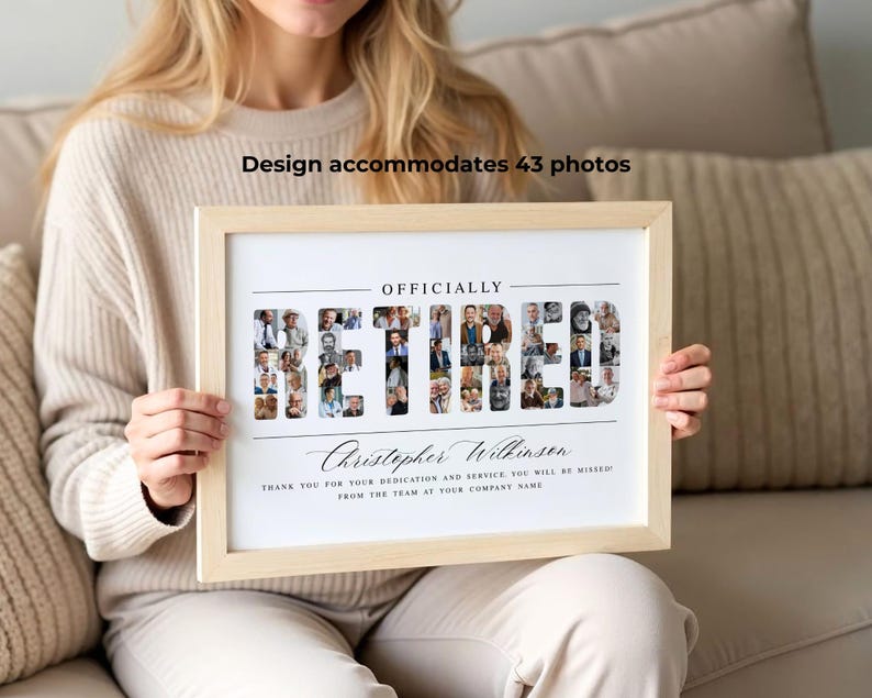 Op de afbeelding: Een ingelijste pensioen fotocollage met het woord "RETIRED" gevormd door individuele foto's. Het lichte houten frame omringt de tekst "OFFICIALLY RETIRED" en een gepersonaliseerde boodschap. Het ontwerp biedt plaats aan 43 foto's.
