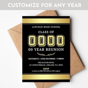 Puede incluir: Una invitación negra y dorada para una reunión de antiguos alumnos de secundaria. La invitación dice "Lincoln High School Clase de 0000 00 años de reunión" e incluye la fecha, la hora y el lugar del evento. RSVP a John al 0000 000 000 antes del 25 de agosto.