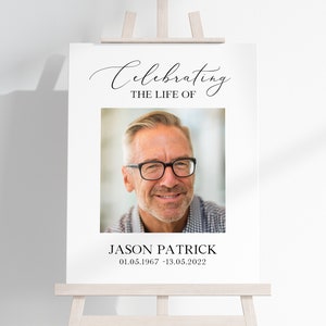 Może przedstawiać: Biały znak pamiątkowy z czarną ramką i tekstem "Celebrating the life of" napisanym kursywą. Na środku znaku znajduje się zdjęcie mężczyzny w okularach. Pod zdjęciem widnieje tekst "Jason Patrick 01.05.1967 - 13.05.2022".