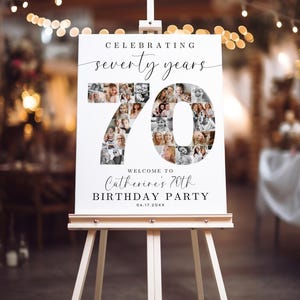 K&ouml;nnte beinhalten: Ein wei&szlig;es Schild mit einer Fotocollage einer 70 in Schwarzwei&szlig;. Das Schild lautet "Celebrating seventy years" und "Welcome to Catherine's 70th Birthday Party 04.17.20XX".