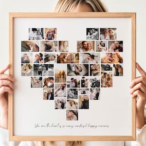 Puede incluir: Un collage de fotos en forma de corazón enmarcado en madera. El collage está formado por numerosas fotografías pequeñas. El marco es de color marrón claro. El texto en la parte inferior dice: "You are the heart of so many wonderful happy memories."