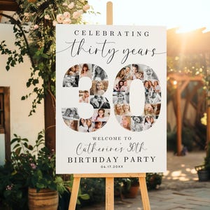 Può includere: Un cartello bianco su un cavalletto di legno, che celebra un 30° compleanno. Il cartello presenta le parole "Celebrating thirty years" in una scrittura elegante. Il numero "30" è riempito di foto in bianco e nero. Viene visualizzato anche il testo "Welcome to Catherine's 30th Birthday Party".