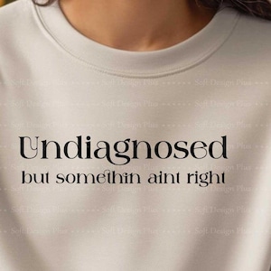 Niet gediagnosticeerd, maar er is iets niet goed Svg Png, grappig shirt Svg, geestelijke gezondheid png, grappig shirt png, sarcastische ontwerpbestanden, Cricut, silhouet