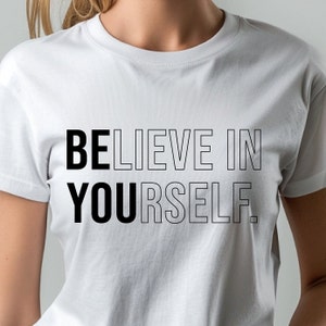 Pode incluir: Camiseta branca com texto preto que diz "Acredite em si mesmo."