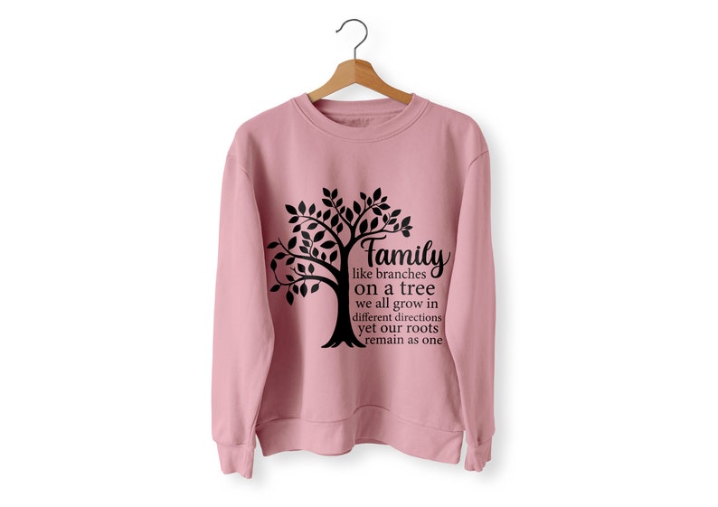 Pu&ograve; includere: Una felpa rosa con un grafico di un albero nero e il testo "Family like branches on a tree we all grow in different directions yet our roots remain as one".
