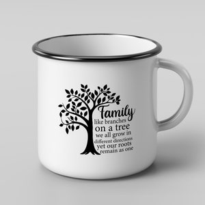 Pu&ograve; includere: Tazza in smalto bianco con una silhouette nera di un albero e il testo "Family like branches on a tree we all grow in different directions yet our roots remain as one".