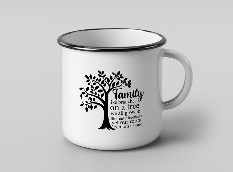Pu&ograve; includere: Tazza in smalto bianco con una silhouette nera di un albero e il testo "Family like branches on a tree we all grow in different directions yet our roots remain as one".