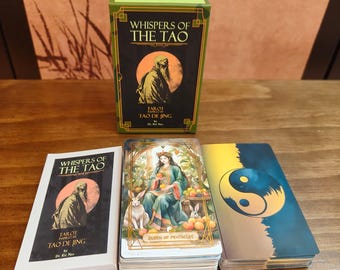 Puede incluir: Una baraja de cartas de tarot llamada "Whispers of the Tao" con una caja que presenta una figura barbuda. La baraja incluye cartas ilustradas, una etiquetada como "Queen of Pentacles" y otra con un símbolo de yin-yang.