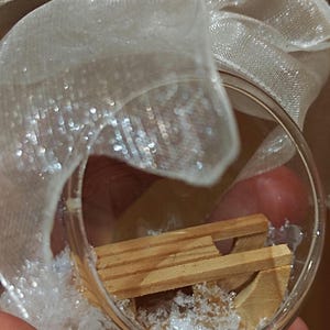 Decorazione per l'albero di Natale o per la casa, pallina di vetro con slittino e neve - pezzo unico