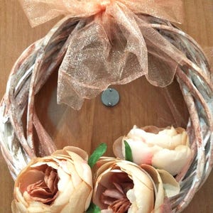 Decorazione per porta o per la casa, ghirlanda in legno con peonie rosa- pezzo unico