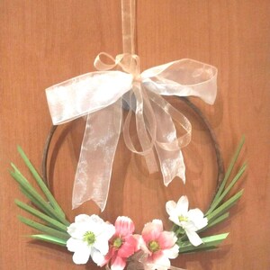 Ghirlanda fuori porta o per la casa, decorata con fiori bianchi e rosa - pezzo unico Shabby chic