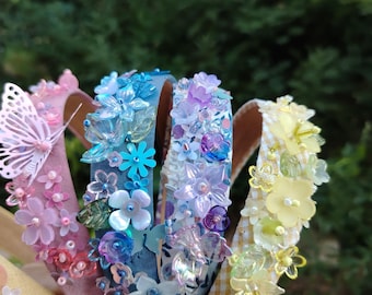 Diadema de tela bordada con flores y cristales facetados.