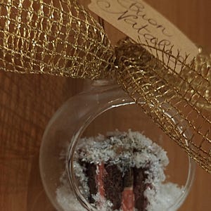 Pallina per l'albero di Natale o per la casa, pallina di vetro con baita sulla neve - pezzo unico