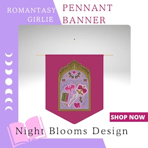 Op de afbeelding: Een magenta wimpelbanner met gouden rand en een decoratief ontwerp. De banner toont de tekst "ROMANTASY GIRLIE PENNANT BANNER" en "Night Blooms Design". Het ontwerp bevat draken, een zwaard en harten.