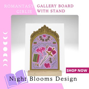 Op de afbeelding: Een decoratief galerijbord met standaard met een fantasiethema. Het bord heeft een gouden sierlijk frame, een paarse achtergrond met illustraties van draken, boeken en een zwaard. De tekst "ROMANTASY GIRLIE GALLERY BOARD WITH STAND" is zichtbaar.