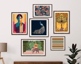 Könnte beinhalten: Eine Wandgalerie mit sechs gerahmten Drucken mit verschiedenen indisch inspirierten Designs. Die Drucke zeigen einen Pfau, eine Frau in traditioneller Kleidung, einen Baum und geometrische Muster. Die Drucke sind symmetrisch an einer weißen Wand angeordnet.
