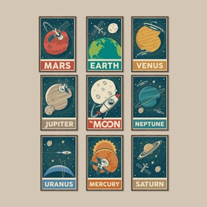 Puede incluir: Un conjunto de nueve pósters de estilo vintage con ilustraciones de los planetas de nuestro sistema solar. Cada póster tiene un fondo azul oscuro con estrellas blancas y un borde blanco. Los planetas se representan en un estilo de dibujos animados con un satélite o un cohete orbitándolos. Los pósters están etiquetados con los nombres de los planetas: Marte, Tierra, Venus, Júpiter, La Luna, Neptuno, Urano, Mercurio y Saturno.