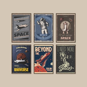 Puede incluir: Seis pósters de estilo vintage con temas espaciales. Los pósters presentan astronautas, naves espaciales, planetas y estrellas. El texto en los pósters incluye "Al espacio y más allá", "Primero en el espacio", "Aventura espacial", "Investigación espacial", "Más allá del sistema solar" y "Necesito más espacio".
