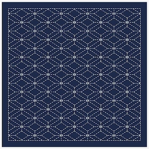 Könnte beinhalten: Quadratischer, marineblauer Stoff mit einem sich wiederholenden geometrischen Muster. Das Design zeigt weiße, gestrichelte Linien, die Rauten und florale Akzente bilden. Der Stoff hat einen dunkelblauen Rand.