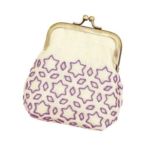 Peut inclure: Un porte-monnaie de couleur crème orné d'un motif brodé violet répétitif composé d'étoiles à six branches et de petits losanges. La pochette est fermée par un fermoir métallique de couleur bronze à cliquet sur le dessus.