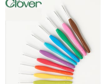 Pode incluir: Um conjunto de agulhas de crochê com cabos coloridos em tons de amarelo, laranja, vermelho, roxo, azul, verde, rosa e marrom. As agulhas estão dispostas em forma de leque, com a marca "Clover" visível no canto superior esquerdo.