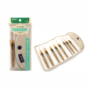 Puede incluir: Un juego de ocho ganchillos en un estuche de tela beige. Los ganchillos tienen puntas de metal dorado y mangos de madera con un agarre amarillo. El embalaje incluye texto japonés y el logotipo de la marca Clover.