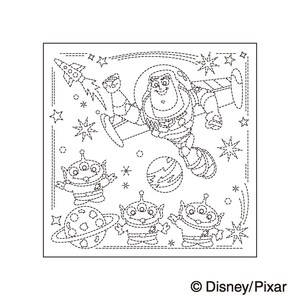 Könnte beinhalten: Eine schwarz-weiße Malvorlage mit Linienkunst, die Buzz Lightyear im Flug mit einer Rakete, drei dreiaugige Außerirdische, einen Planeten mit Ringen und Sterne zeigt. Das Design enthält einen gestrichelten Rand und den Text Disney/Pixar.