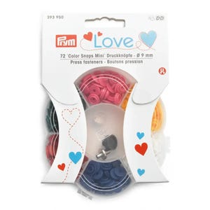 Puede incluir: Un paquete de mini broches de presión de color de la marca Prym 'Love', que contiene 72 piezas. El paquete presenta un fondo blanco con un diseño de corazón y corazón azul. Los broches de presión son de varios colores, incluyendo rosa, verde, rojo, amarillo y azul. Cada broche mide 9 mm de diámetro.