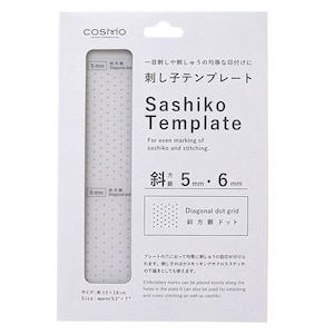 Könnte beinhalten: Weißes Sashiko-Template mit diagonalem Punktmuster, zur gleichmäßigen Markierung von Sashiko und Nähten. Das Template ist ca. 13 cm x 18 cm groß und hat 5 mm und 6 mm Markierungen.