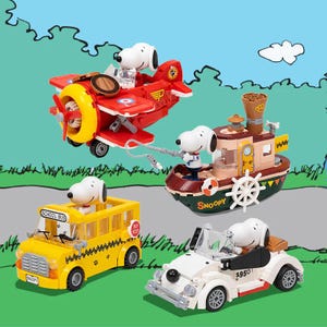 Könnte beinhalten: Eine Sammlung von Snoopy-Spielzeugfahrzeugen, darunter ein rotes Flugzeug, ein gelber Schulbus, ein weißes Cabrio und ein braunes und grünes Boot. Jedes Fahrzeug hat eine Snoopy-Figur als Fahrer oder Kapitän.