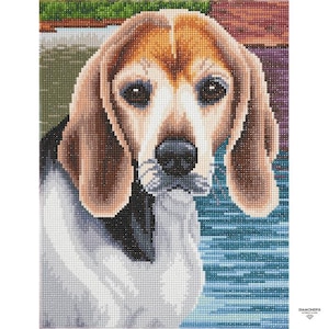 Op de afbeelding: Een diamond painting set met een beagle hond met bruine, zwarte en witte vacht. De afbeelding is opgebouwd uit kleine vierkante steentjes die een gepixeld effect creëren. De tekst Diamondfix is zichtbaar in de rechterbenedenhoek van het kunstwerk.
