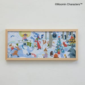 Puede incluir: Un punto de cruz enmarcado que representa una escena invernal con personajes. La obra de arte representa un paisaje nevado con árboles, una hoguera y varias figuras en un estilo caprichoso. El marco es de madera clara. El texto "©Moomin Characters™" está en la esquina superior derecha.