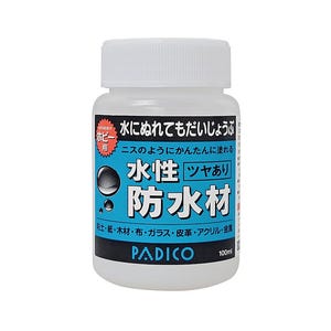 Puede incluir: Una botella de plástico blanco con tapa blanca, etiquetada en japonés con la marca "PADICO". La etiqueta presenta texto azul y negro, y una pegatina roja "HOBBY". La botella contiene 100 ml de un material impermeable.