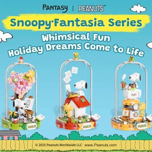 Op de afbeelding: Een advertentie voor de Snoopy Fantasia Series met drie Snoopy-beeldjes in glazen koepels. De tekst luidt "Whimsical Fun, Holiday Dreams Come to Life". Elk beeldje heeft een uniek thema, waaronder een hartvormige boom en een café.