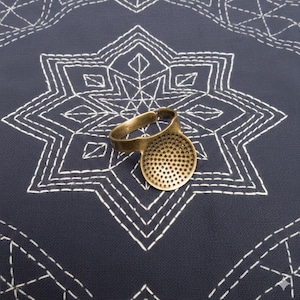 Anel de latão Sashiko Thimble Little House: Formato de palma da mão (Tamanho ajustável)