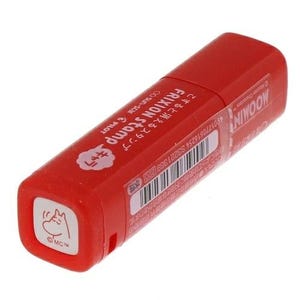 Könnte beinhalten: Ein roter Frixion-Stempel mit dem Text "FRIXION stamp" und japanischen Schriftzeichen. Der Stempel zeigt eine weiße Cartoon-Figur an einem Ende und einen Barcode. Der Stempel hat eine rechteckige Form.