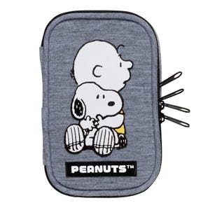 Puede incluir: Estuche gris con cremallera con Charlie Brown y Snoopy de Peanuts. Los personajes de dibujos animados son en blanco, negro y amarillo. El estuche tiene una cremallera negra y la palabra "PEANUTS" está impresa en la parte inferior.