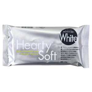 Könnte beinhalten: Eine silberne Packung Hearty Soft weiße Tonerde, mit dem Text "Hearty Soft" in großen Buchstaben. Die Packung enthält auch den Text "Extra Pliability and Feather Texture" und japanischen Text. Die Packung enthält 180g Ton.