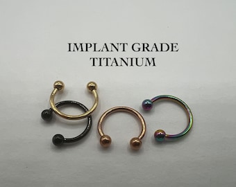 Ferro di cavallo Circolare Bilanciere Anello per setto Anello al naso Grado di impianto Anello per sopracciglio in titanio Orecchino per cartilagine Estremità a sfera solide curve 16G 8mm 10mm